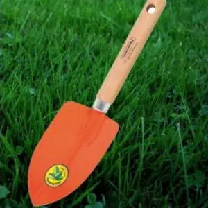 pazinha larga com cabo de madeira tramontina 2 3 e1498846946324