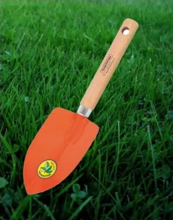 pazinha larga com cabo de madeira tramontina 2 3 e1498846946324